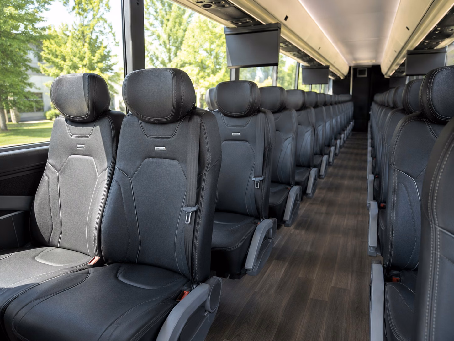 shuttle your wedding guests between clarksville hotels and your venue without the stress